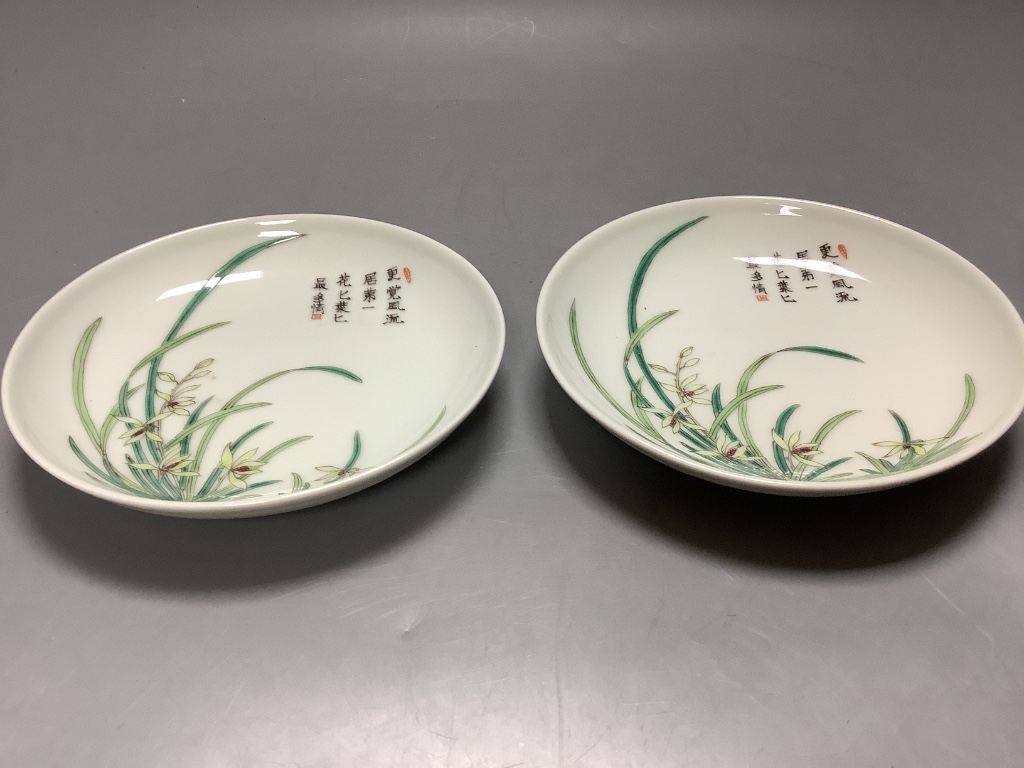 A pair of Chinese enamelled porcelain saucer dishes, diameter 14cm